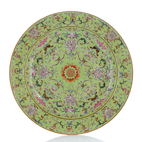 Rundplatte aus Porzellan mit 'Famille rose'-Dekor von Fledermäusen, Lotos, Granatäpfeln u. a. auf mintgrünem Fond - photo 1