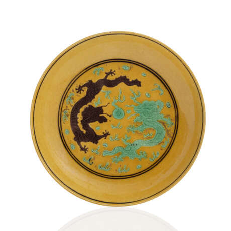 Drachen-Teller aus Porzellan mit 'su sancai'-Dekor von zwei Drachen, eine Flammenperle jagend - Foto 1