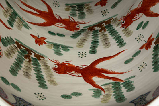 Paar große trommelförmige 'famille rose'-Fischbecken, außen Phönixpaare und Päonien, innen Goldfische mit Wasserpflanzen, dazu passende Holzsockel - photo 11