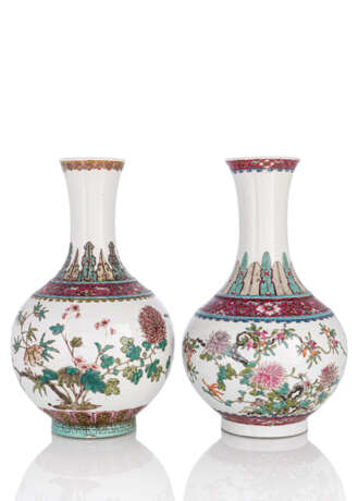 Zwei Kugelvasen mit 'Famille rose'-Dekor von Granatäpfeln und Chrysanthemen - photo 1