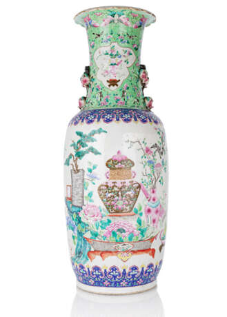 Große Bodenvase aus Porzellan mit 'Famille rose'-Dekor von Pfirsichen sowie applizierten Pfirsich-Handhaben - photo 1