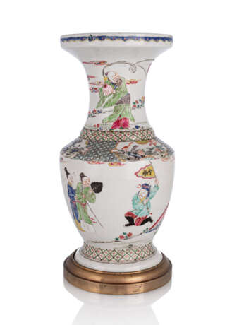 Porzellanvase aus Porzellan mit tellerförmiger Mündung mit figuralem 'Famille rose'-Dekor und Bronzemontierung am Fuß - photo 1