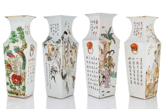 Satz von vier Porzellan-Vierkantvasen mit Aufschrift und Figurendekor in 'Qianjiang cai' bzw. 'Famille rose', seitlich flankiert mit Löwenmasken-Handhaben - photo 1