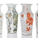 Satz von vier Porzellan-Vierkantvasen mit Aufschrift und Figurendekor in 'Qianjiang cai' bzw. 'Famille rose', seitlich flankiert mit Löwenmasken-Handhaben - фото 2