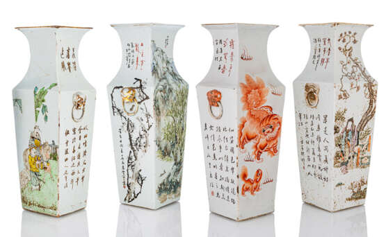 Satz von vier Porzellan-Vierkantvasen mit Aufschrift und Figurendekor in 'Qianjiang cai' bzw. 'Famille rose', seitlich flankiert mit Löwenmasken-Handhaben - Foto 2