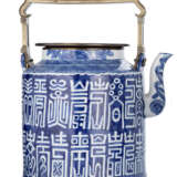 Große unterglasurblaue Kanne mit Metallhenkel mit Shou-Charaktern in Siegelschrift - Foto 1