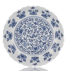 Blütenflörmiger Teller mit unterglasurblauem Dekor von Blüten