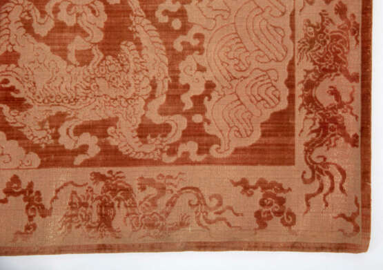 Stuhlbehang aus Seidensamt mit Drachen - фото 3