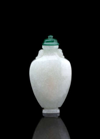 Feine Snuffbottle aus hellgrüner Jade in Form einer Vase im archaischen Stil mit Löwenmaskarons und graviertem Dekor - Foto 1