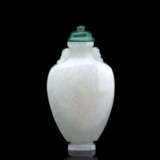 Feine Snuffbottle aus hellgrüner Jade in Form einer Vase im archaischen Stil mit Löwenmaskarons und graviertem Dekor - photo 1