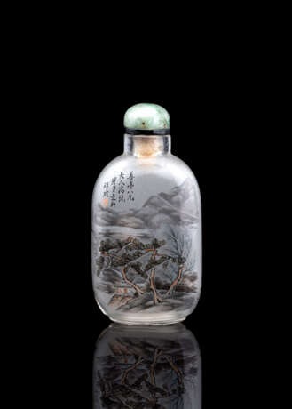 Snuffbottle aus Glas, innen bemalt mit Hahn und Päonien ('Glück und Wohlstand') und Landschaft mit Gelehrtenstudio - фото 1