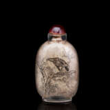 Snuffbottle mit Grisaille-Hinterglasmalerei eines Greifvogels auf Ast - Foto 1