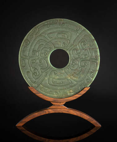 Bi aus spinatgrüner Jade im archaischen Stil dekoriert auf Holzstand - Foto 1