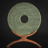 Bi aus spinatgrüner Jade im archaischen Stil dekoriert auf Holzstand - photo 1
