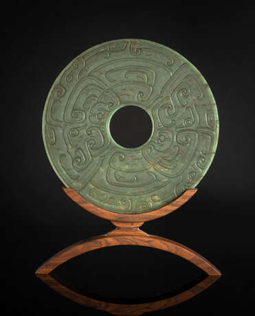 Bi aus spinatgrüner Jade im archaischen Stil dekoriert auf Holzstand - Foto 2