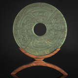 Bi aus spinatgrüner Jade im archaischen Stil dekoriert auf Holzstand - фото 2