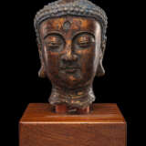 Kopf des Buddha aus Tonware mit Lackauflage und Vergoldung - photo 1