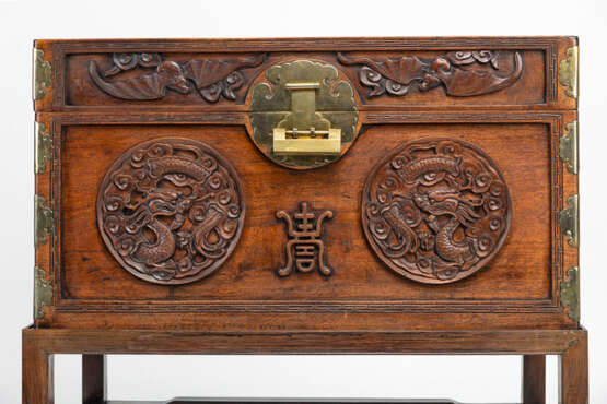 Truhe aus 'Huanghuali' mit fein geschnitzten Drachenmedaillons und Fledermausdekor in Relief auf vierbeinigem Stand - Foto 2