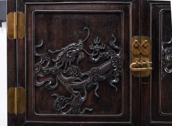 Zweiteiliger Kommodenschrank mit Drachendekor in Relief auf vierfüßigem Stand - фото 4