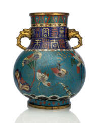 Cloisonné-Vase, partiell feuervergoldet, mit Dekor von Lotus und Früchten