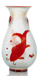 Vase aus transparentem Pekinggglas mit gravierten Wellenmuster und zwei Karpfen in rotem Überfang
