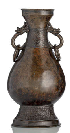 Gebauchte Vase aus Bronze mit zwei seitlichen Handhaben und losen Ringhenkeln - фото 1
