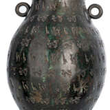 Vase mit Dekor im archaischen Stil, partiell grün patiniert - Foto 1