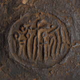 Achtpassige Bronzevase mit Elefantenkopfhandhaben aus Bronze auf Stand - photo 2