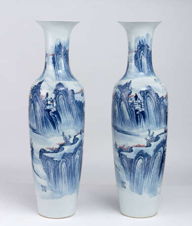 Paar große Porzellan-Bodenvasen mit umlaufender Berglandschaftsmalerei mit Palästen und Figuren - photo 3