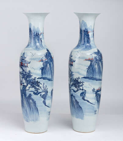 Paar große Porzellan-Bodenvasen mit umlaufender Berglandschaftsmalerei mit Palästen und Figuren - фото 4