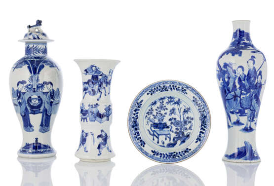 Drei Vasen mit unterglasurblauem Figurendekor und eine kleiner Teller - photo 1