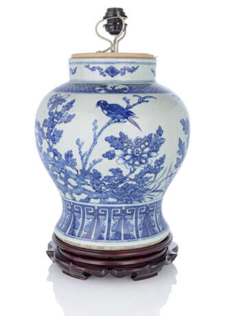 Große Schultervase aus Porzellan mit umlaufendem Vogel- und Blumendekor in Unterglasurblau - photo 1