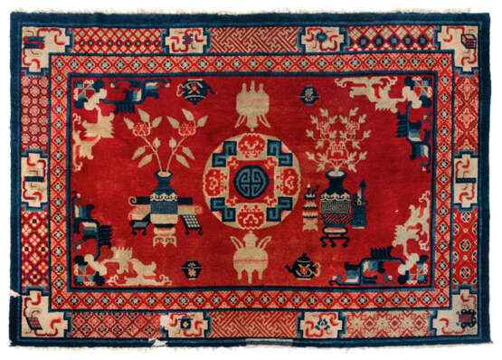 Rotgrundiger Teppich mit 'shou'-Zeichen und Antiquitätendekor - photo 1