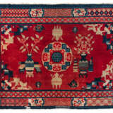Rotgrundiger Teppich mit 'shou'-Zeichen und Antiquitätendekor - фото 1