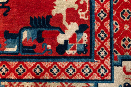 Rotgrundiger Teppich mit 'shou'-Zeichen und Antiquitätendekor - photo 2