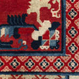 Rotgrundiger Teppich mit 'shou'-Zeichen und Antiquitätendekor - Foto 2