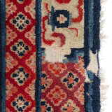 Rotgrundiger Teppich mit 'shou'-Zeichen und Antiquitätendekor - фото 3