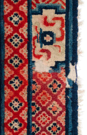 Rotgrundiger Teppich mit 'shou'-Zeichen und Antiquitätendekor - Foto 3