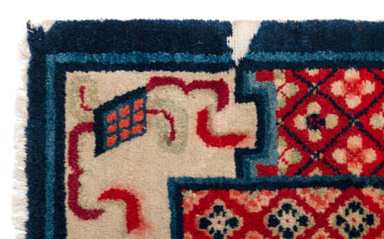 Rotgrundiger Teppich mit 'shou'-Zeichen und Antiquitätendekor - фото 4