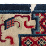 Rotgrundiger Teppich mit 'shou'-Zeichen und Antiquitätendekor - photo 4