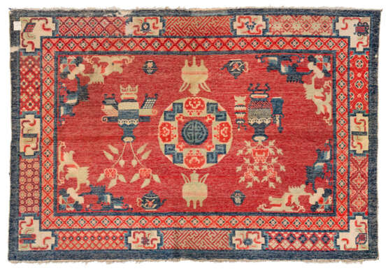 Rotgrundiger Teppich mit 'shou'-Zeichen und Antiquitätendekor - Foto 5
