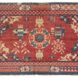 Rotgrundiger Teppich mit 'shou'-Zeichen und Antiquitätendekor - фото 5