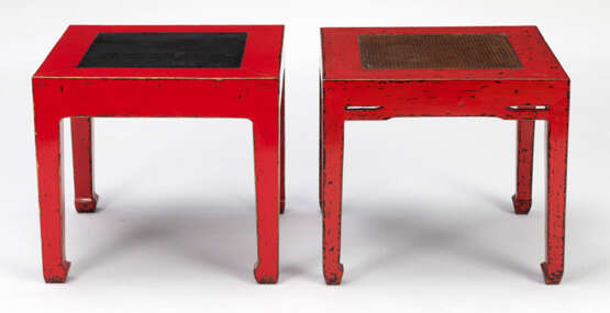 Zwei quadratische Hocker aus Holz, teils rot lackiert - Foto 3