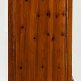 Kabinettschrank aus Holz mit Schubladen, Türen mit durchbrochen geschnitzten Reliefelementen mit figuralem Dekor, teils Rot- und Goldlackauflage - фото 4