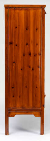Kabinettschrank aus Holz mit Schubladen, Türen mit durchbrochen geschnitzten Reliefelementen mit figuralem Dekor, teils Rot- und Goldlackauflage - Foto 4