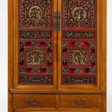 Kabinettschrank aus Holz mit Schubladen, Türen mit durchbrochen geschnitzten Reliefelementen mit figuralem Dekor, teils Rot- und Goldlackauflage - photo 5