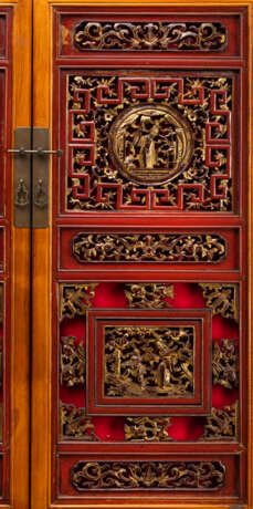 Kabinettschrank aus Holz mit Schubladen, Türen mit durchbrochen geschnitzten Reliefelementen mit figuralem Dekor, teils Rot- und Goldlackauflage - photo 6
