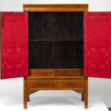 Kabinettschrank aus Holz mit Schubladen, Türen mit durchbrochen geschnitzten Reliefelementen mit figuralem Dekor, teils Rot- und Goldlackauflage - photo 8