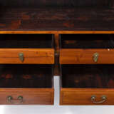 Kabinettschrank aus Holz mit Schubladen, Türen mit durchbrochen geschnitzten Reliefelementen mit figuralem Dekor, teils Rot- und Goldlackauflage - photo 9