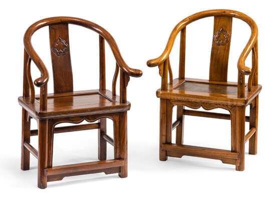 Zwei Kinderstühle aus Holz in Hufeisen-Form - photo 1